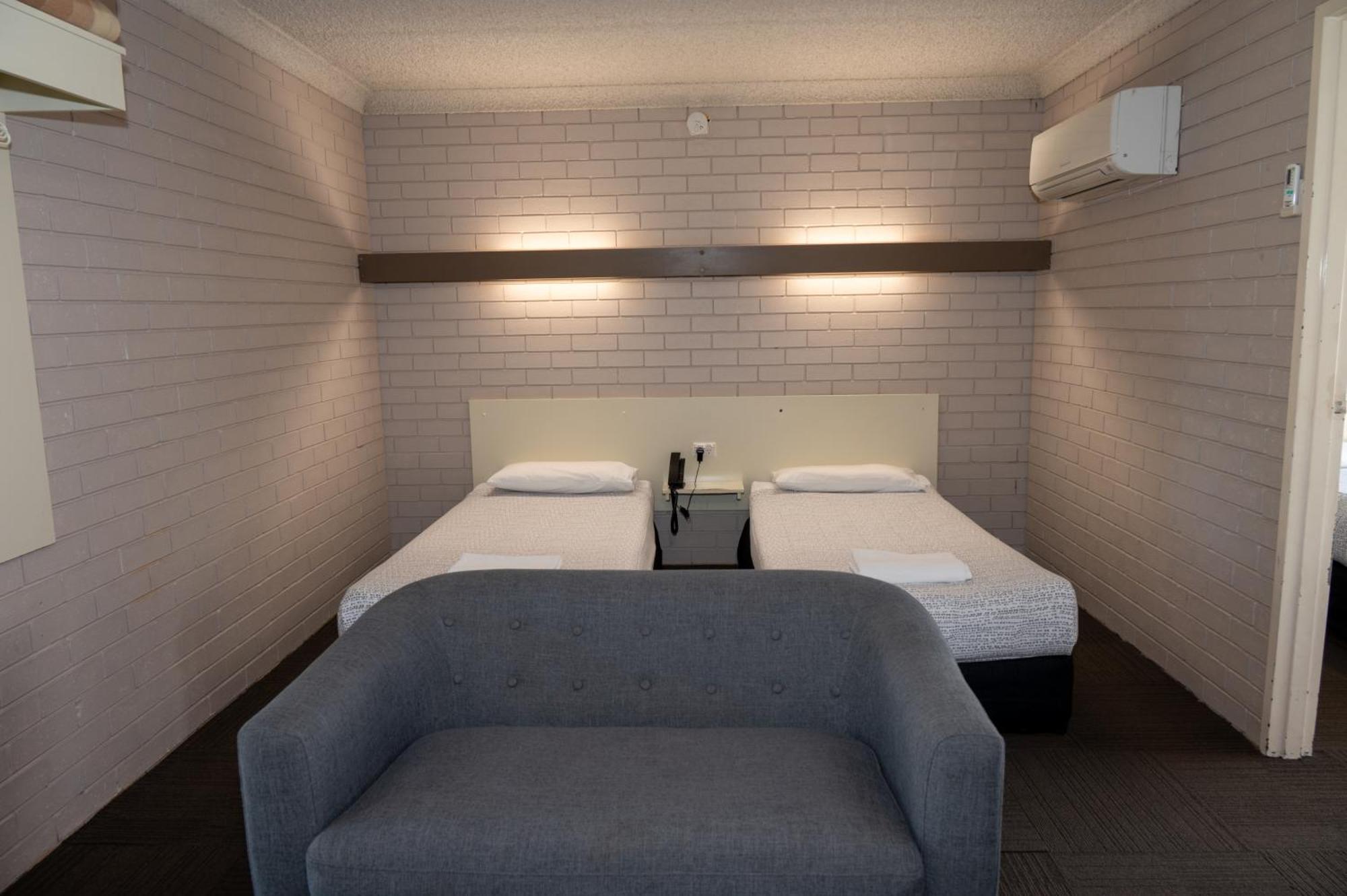 Tumut Valley Motel Pet Friendly Extérieur photo