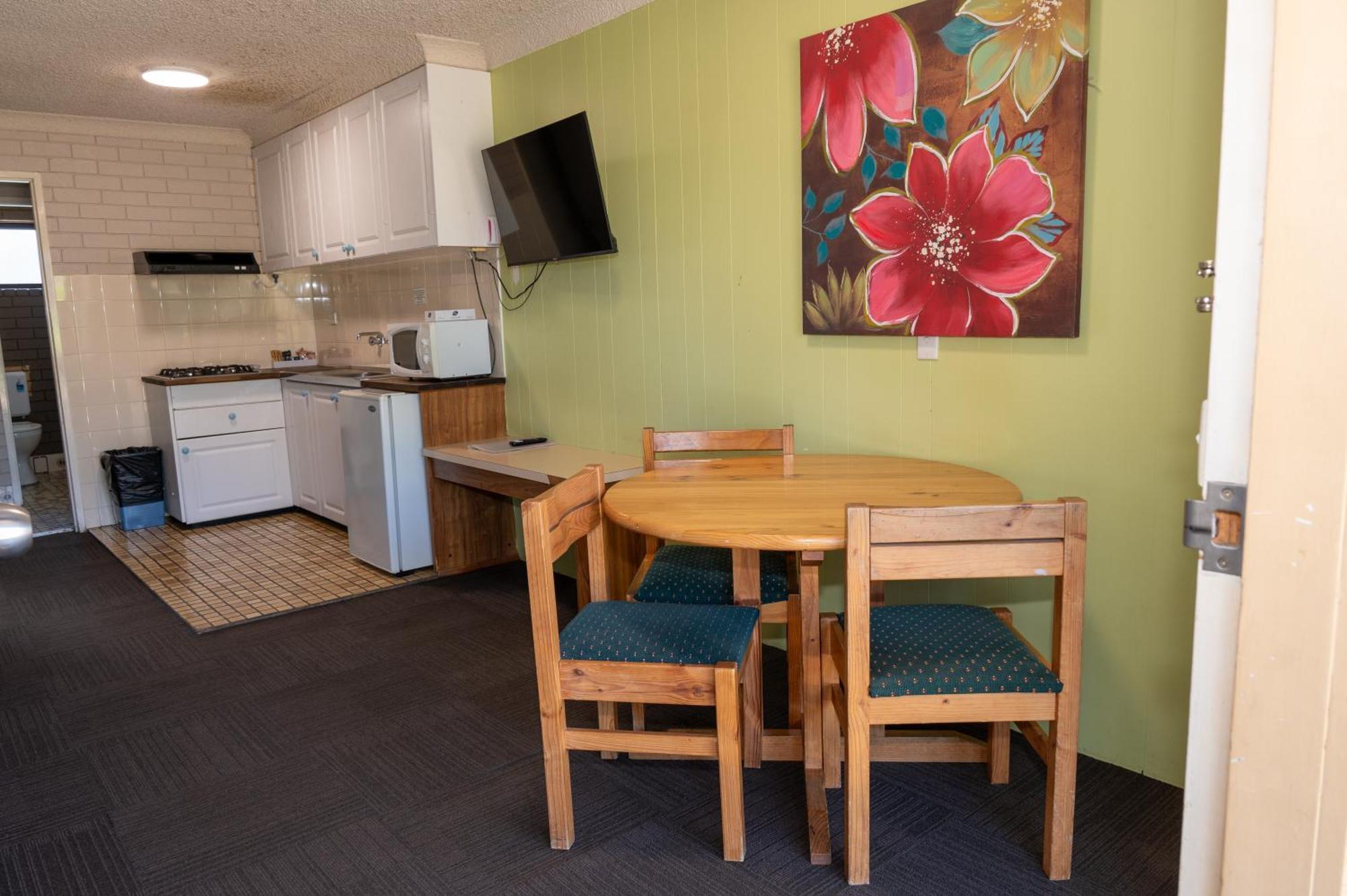 Tumut Valley Motel Pet Friendly Extérieur photo