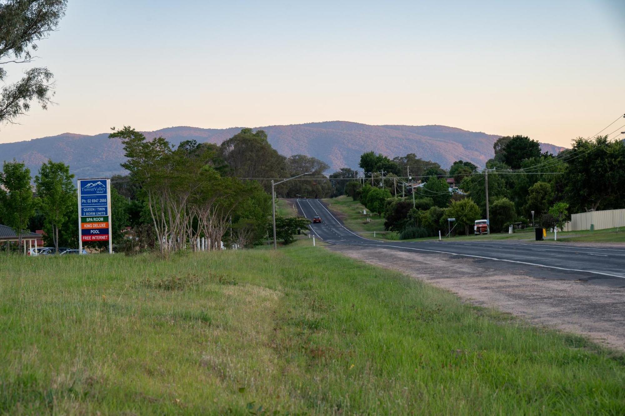 Tumut Valley Motel Pet Friendly Extérieur photo