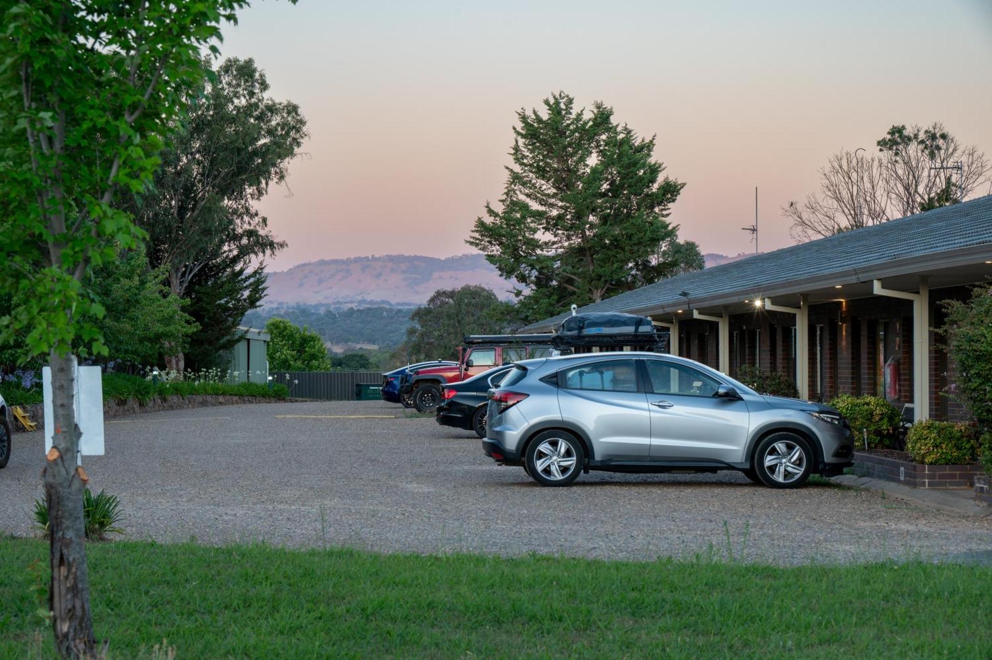 Tumut Valley Motel Pet Friendly Extérieur photo