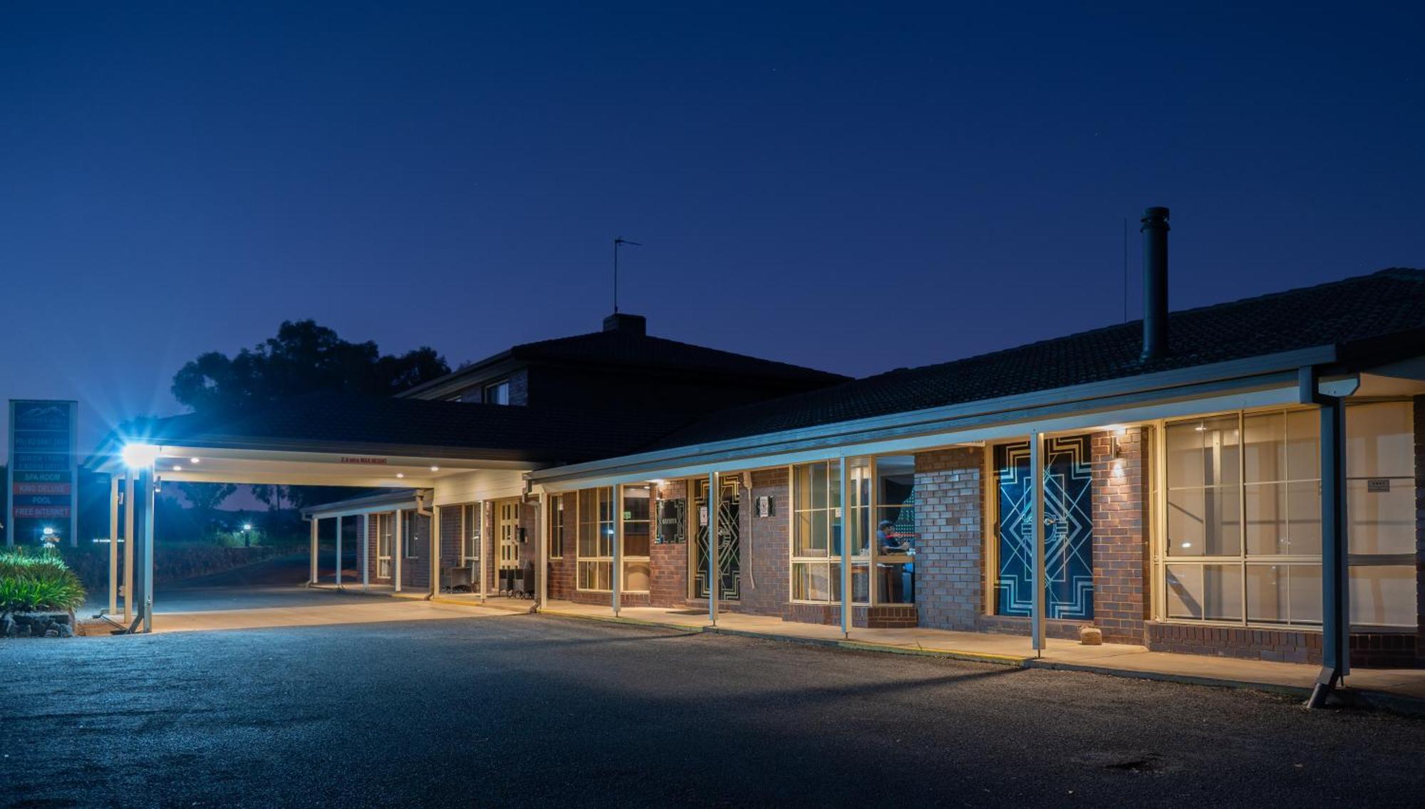 Tumut Valley Motel Pet Friendly Extérieur photo