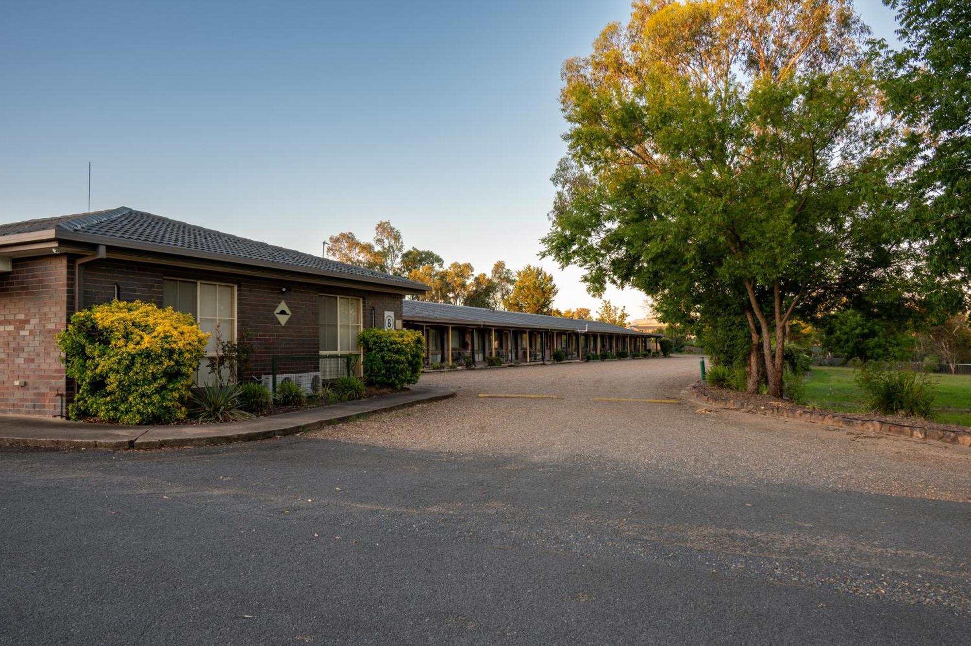 Tumut Valley Motel Pet Friendly Extérieur photo