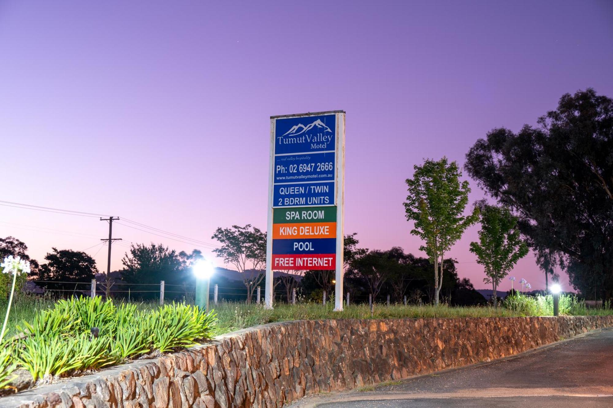 Tumut Valley Motel Pet Friendly Extérieur photo