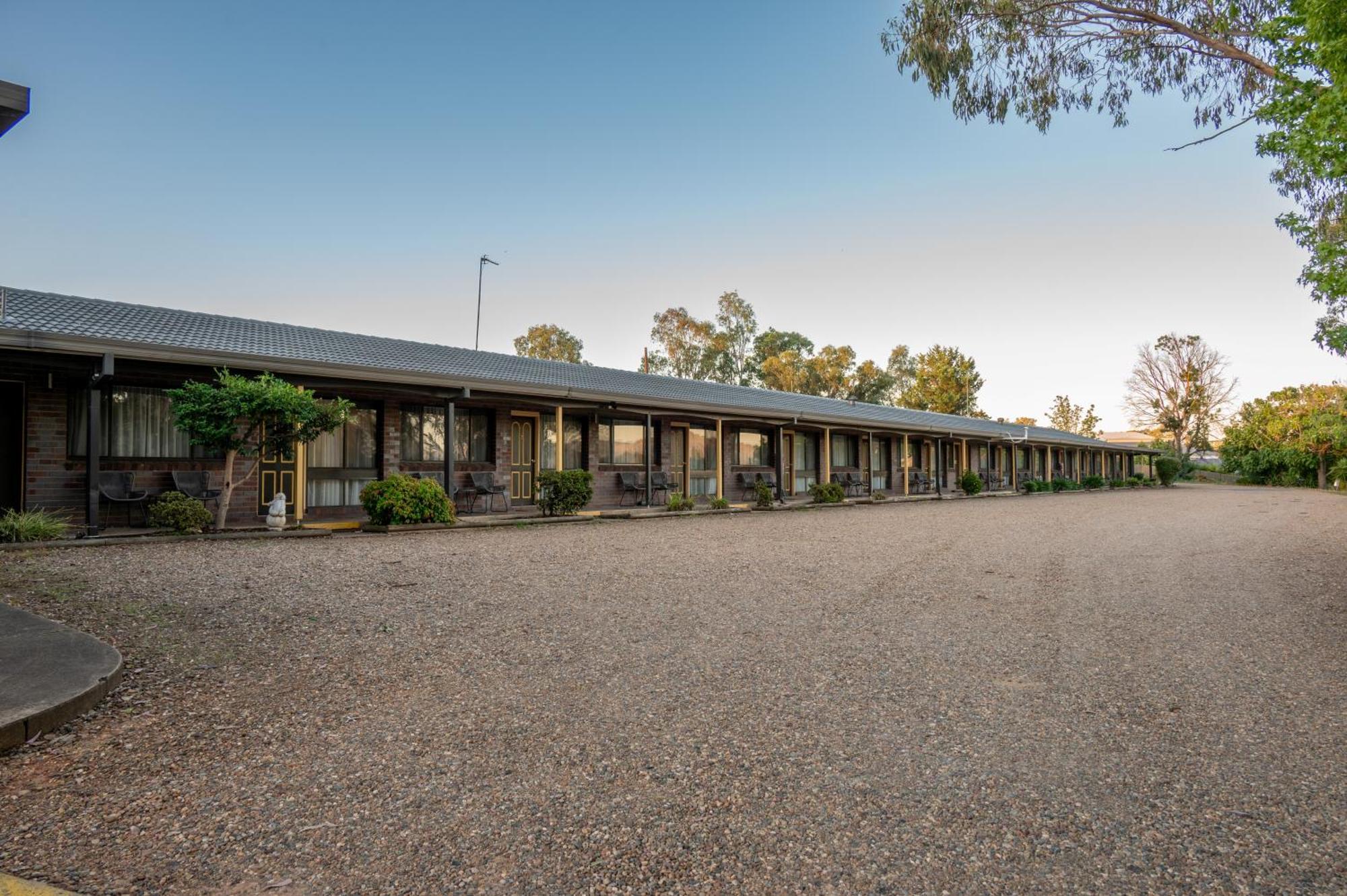 Tumut Valley Motel Pet Friendly Extérieur photo