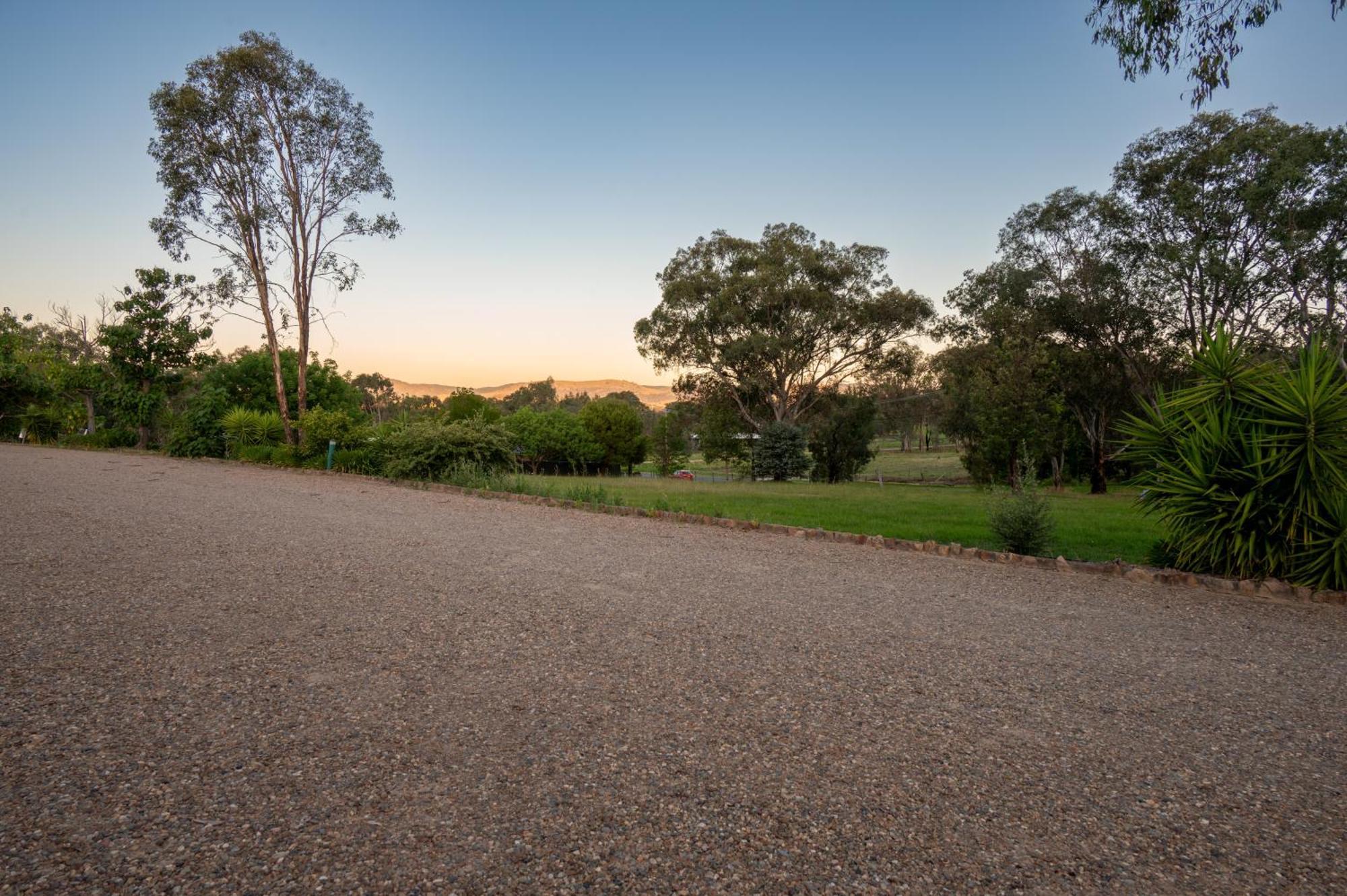 Tumut Valley Motel Pet Friendly Extérieur photo