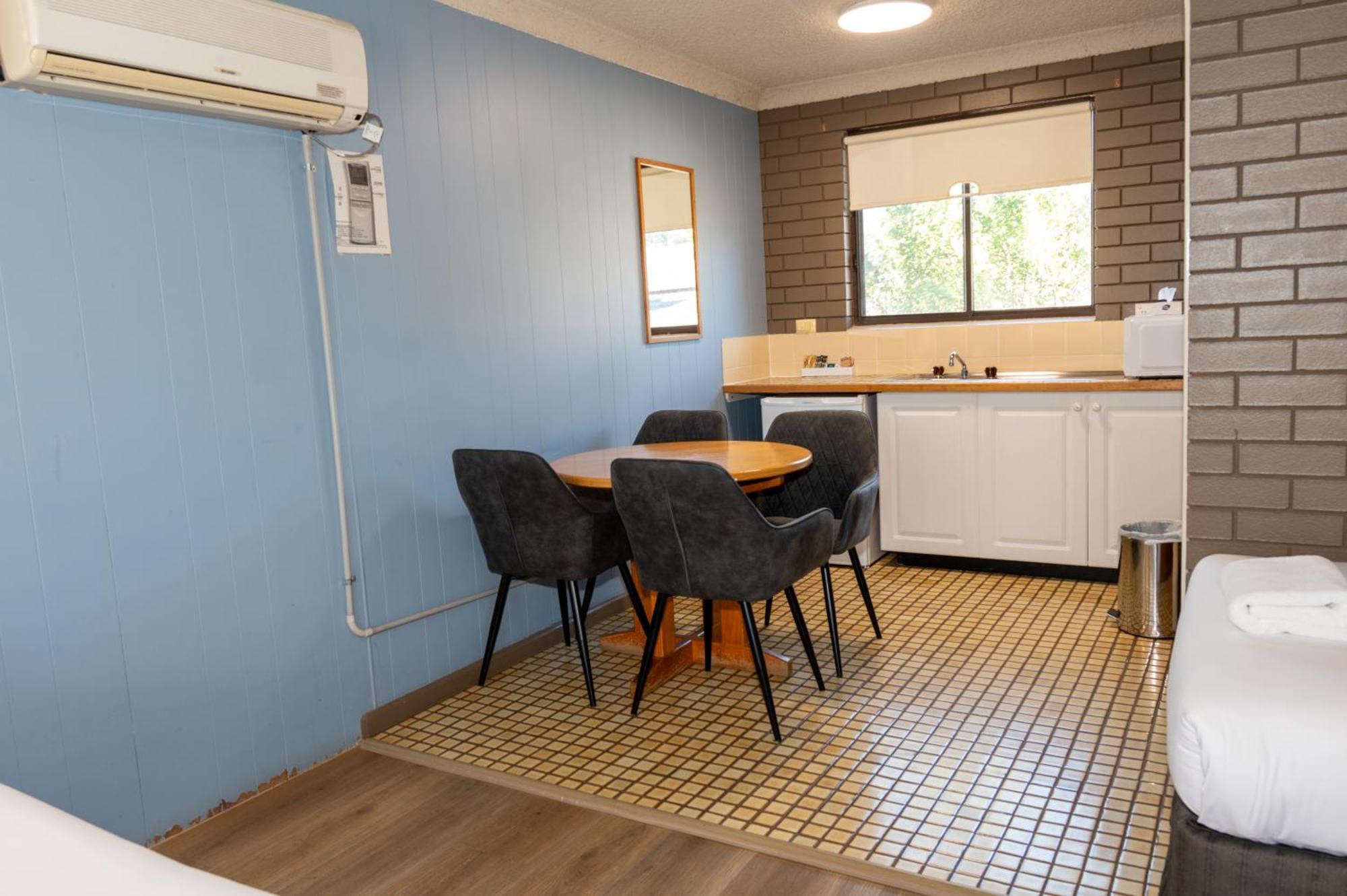 Tumut Valley Motel Pet Friendly Extérieur photo