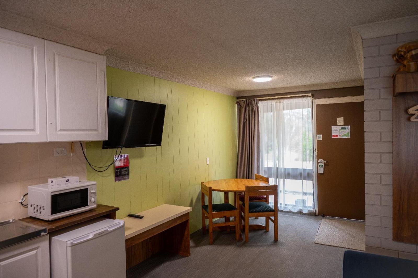Tumut Valley Motel Pet Friendly Extérieur photo