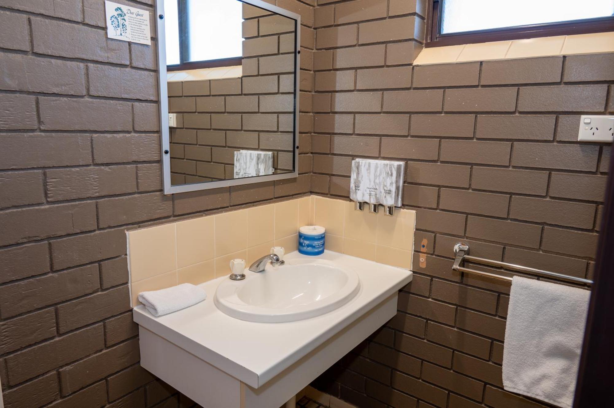 Tumut Valley Motel Pet Friendly Extérieur photo