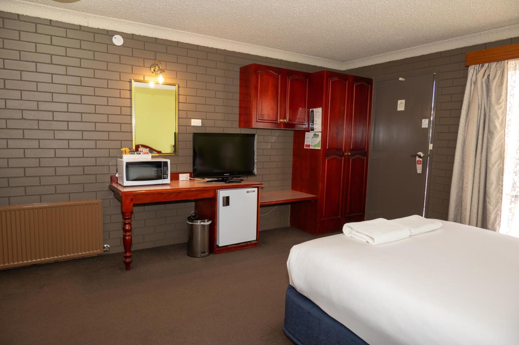 Tumut Valley Motel Pet Friendly Extérieur photo