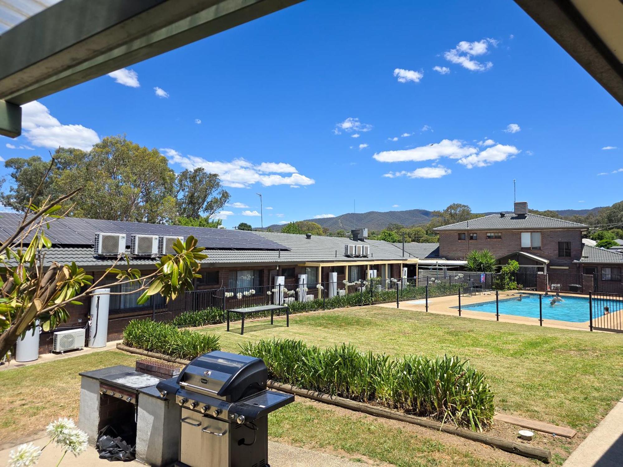 Tumut Valley Motel Pet Friendly Extérieur photo