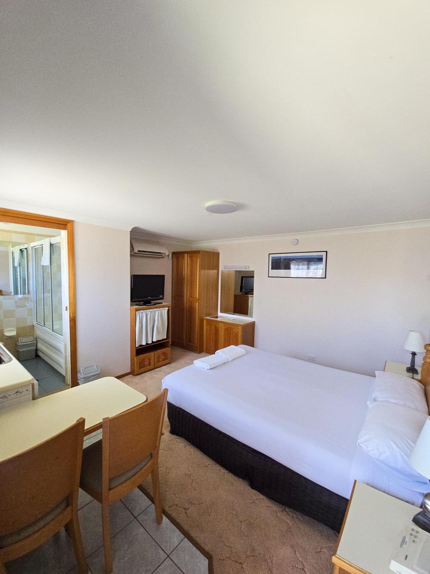Tumut Valley Motel Pet Friendly Extérieur photo