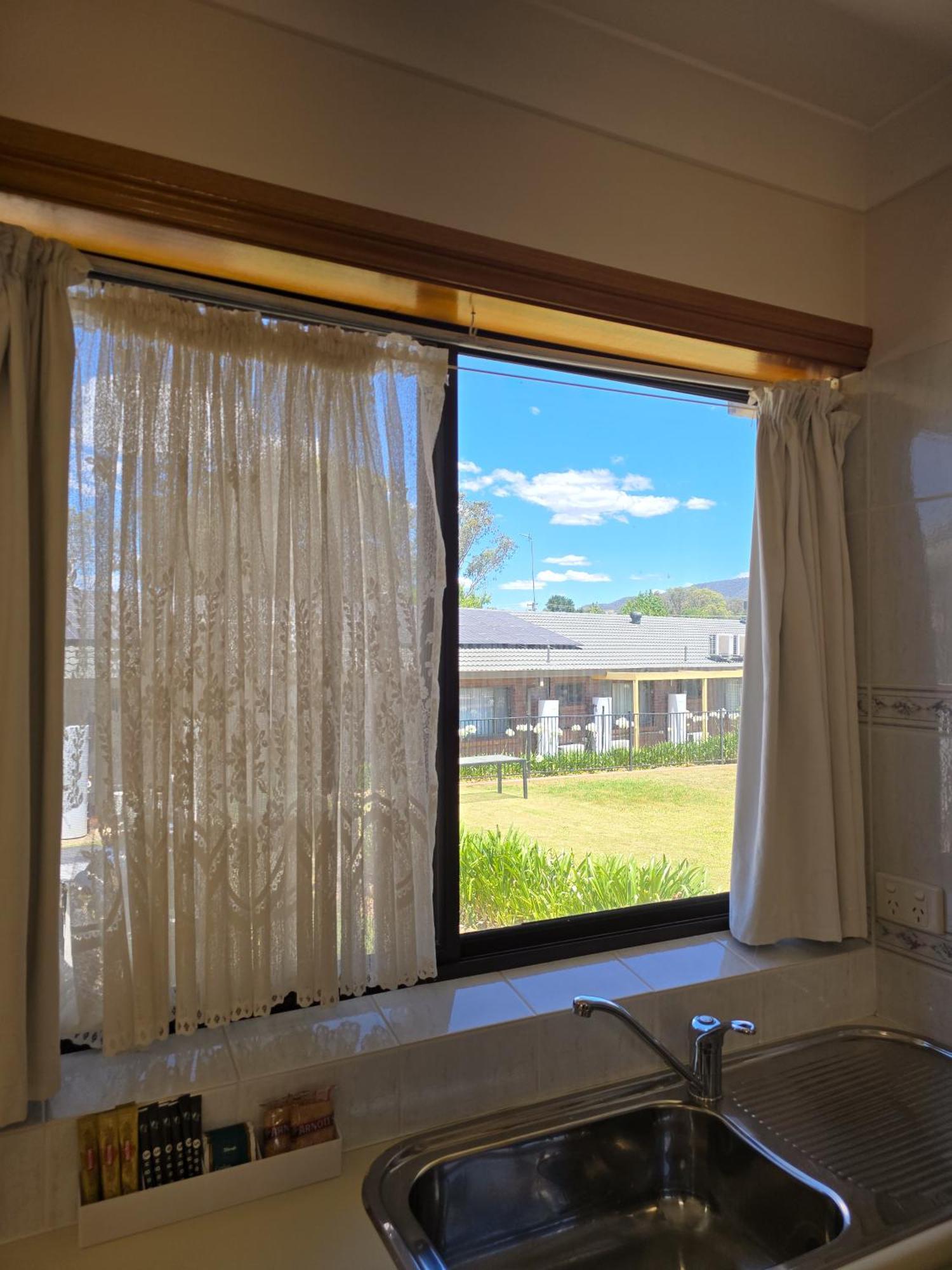 Tumut Valley Motel Pet Friendly Extérieur photo